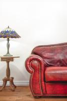 במקרים בהם הספה מלאה בכתמים ומראה הבד דהוי רצוי להזמין איש מקצוע עם מכשור מתאים לבצע ניקיון יסודי ואיכותי